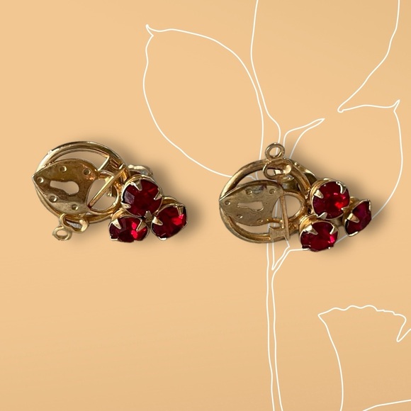 Vintage Screw Back Lock and Key designed Red Rhinestone Earrings - Picture 5 of 6